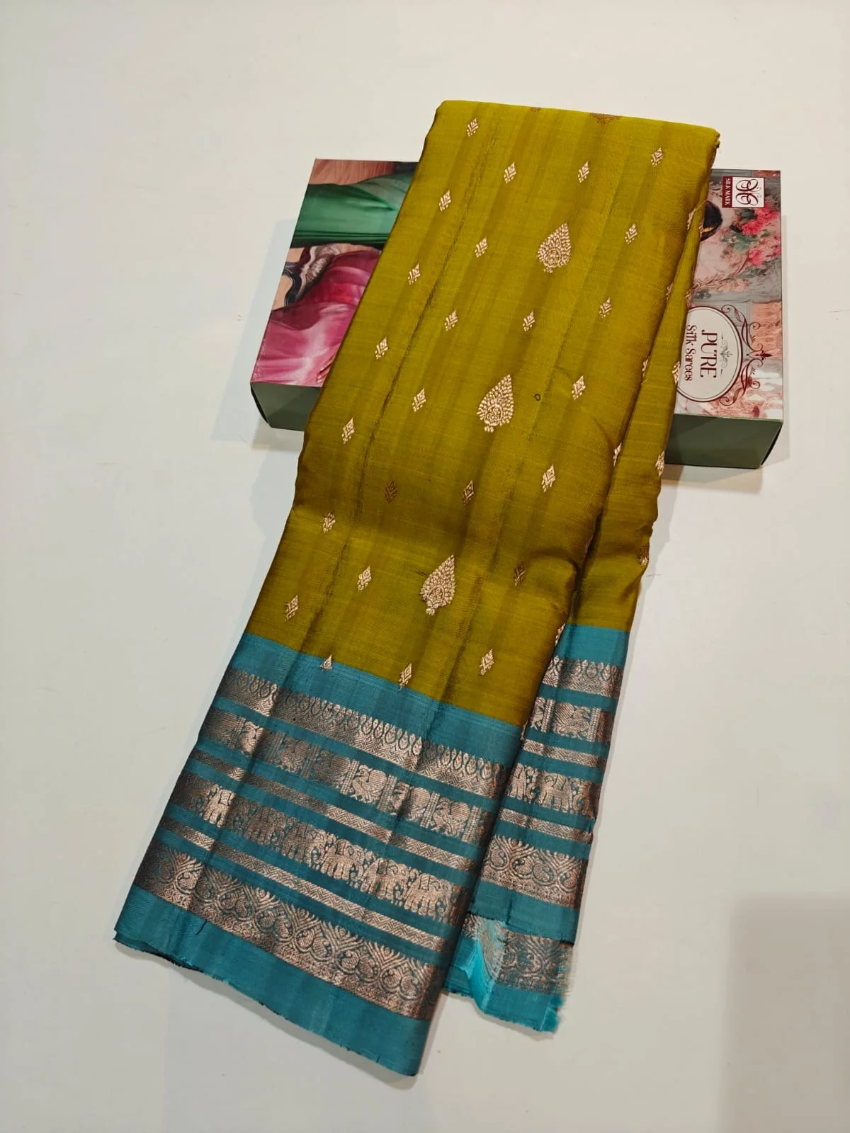Royal Leaf-Butta Contrast Border Kanchi Soft Silk Saree